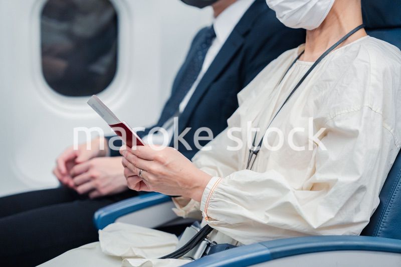 飛行機で旅行をする高齢の女性