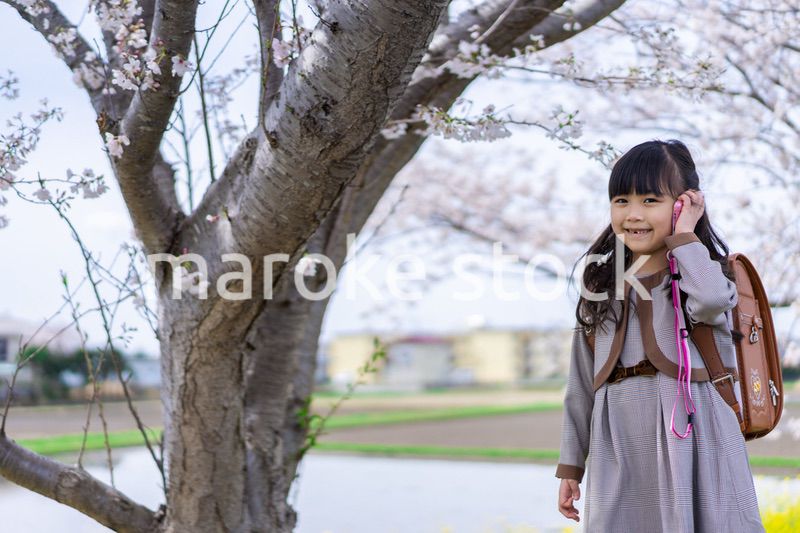 キッズ携帯で電話をする小学生