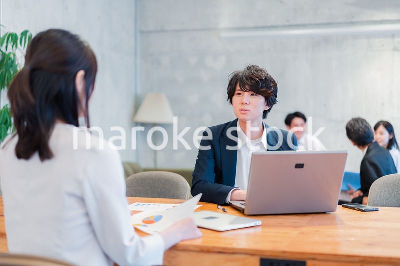 対面で営業をするセールスパーソン