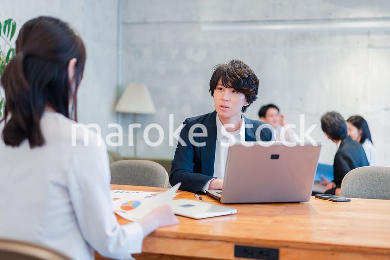 対面で営業をするセールスパーソン