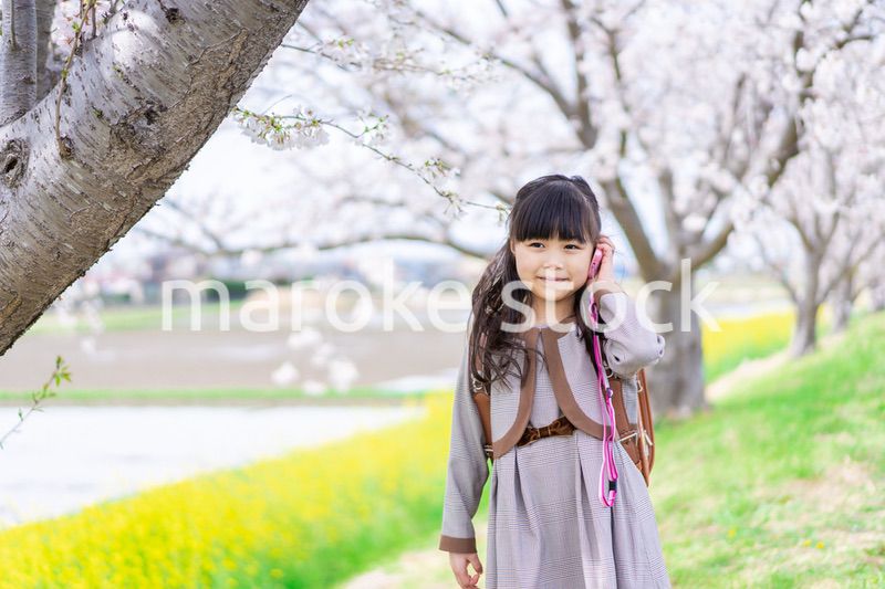 キッズ携帯で電話をする小学生