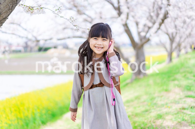 キッズ携帯で電話をする小学生