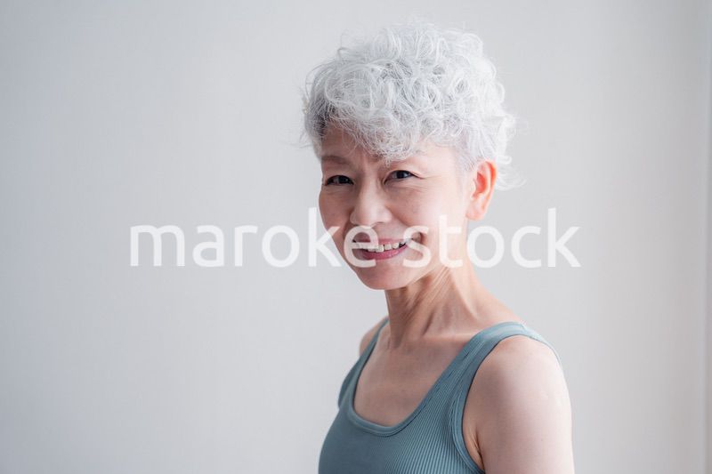 若々しさを保つシニアの女性