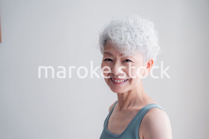 若々しさを保つシニアの女性