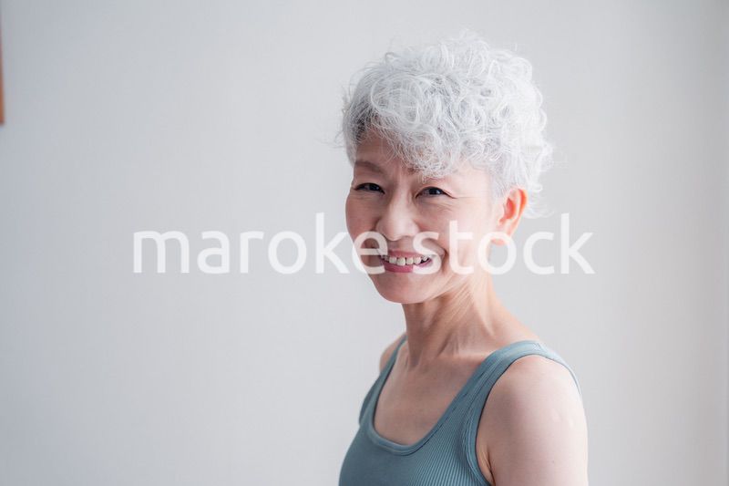 若々しさを保つシニアの女性