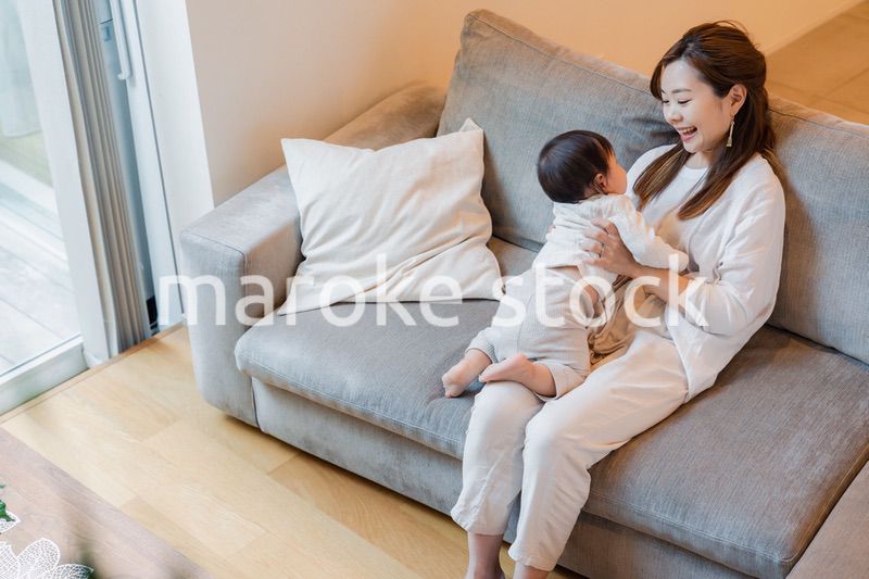 家で赤ちゃんと一緒に暮らすお母さん