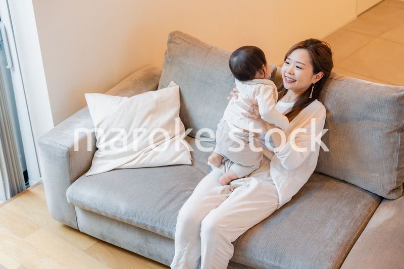 家で赤ちゃんと一緒に暮らすお母さん