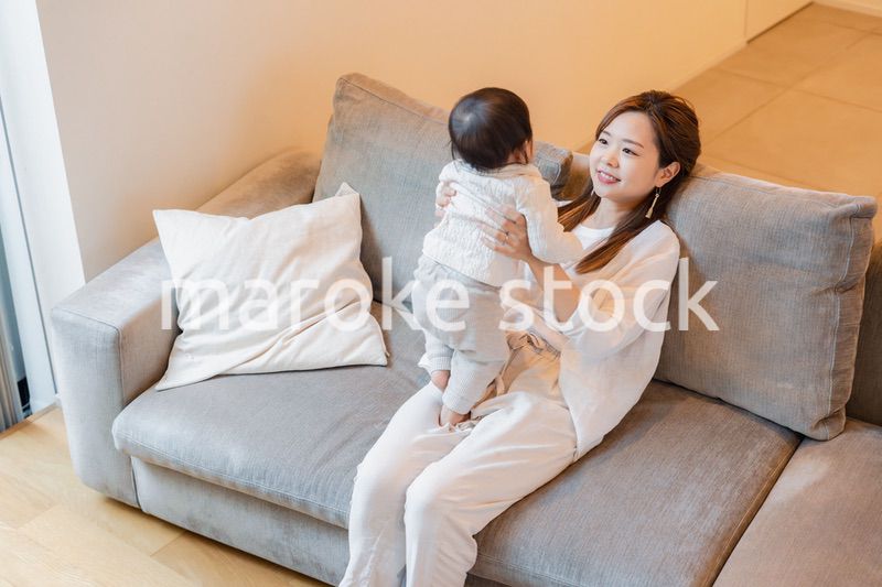 家で赤ちゃんと一緒に暮らすお母さん