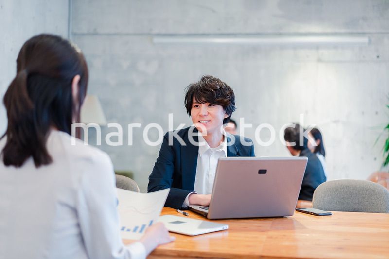 対面で営業をするセールスパーソン