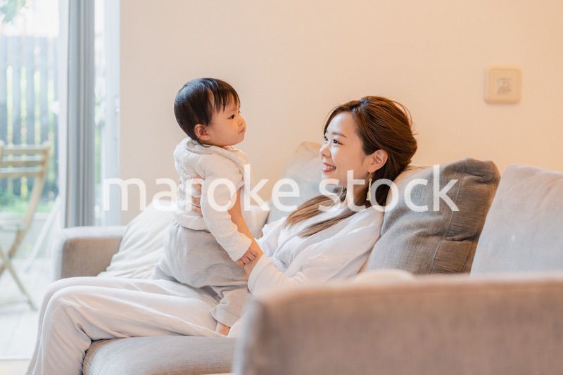 家で赤ちゃんと一緒に暮らすお母さん