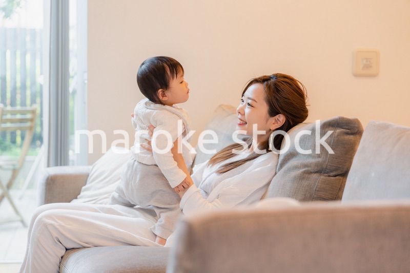 家で赤ちゃんと一緒に暮らすお母さん