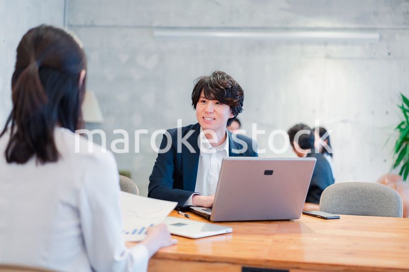 対面で営業をするセールスパーソン