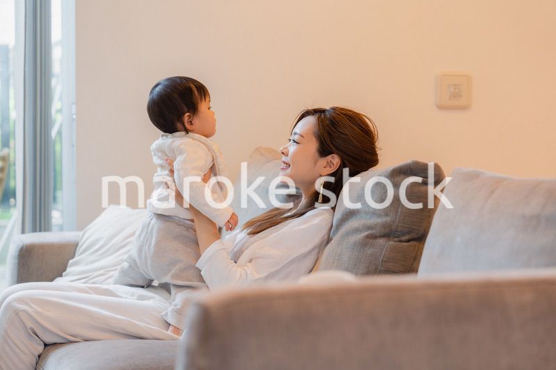 家で赤ちゃんと一緒に暮らすお母さん