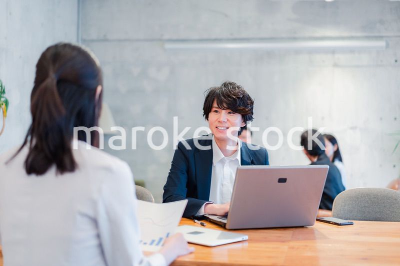 対面で営業をするセールスパーソン