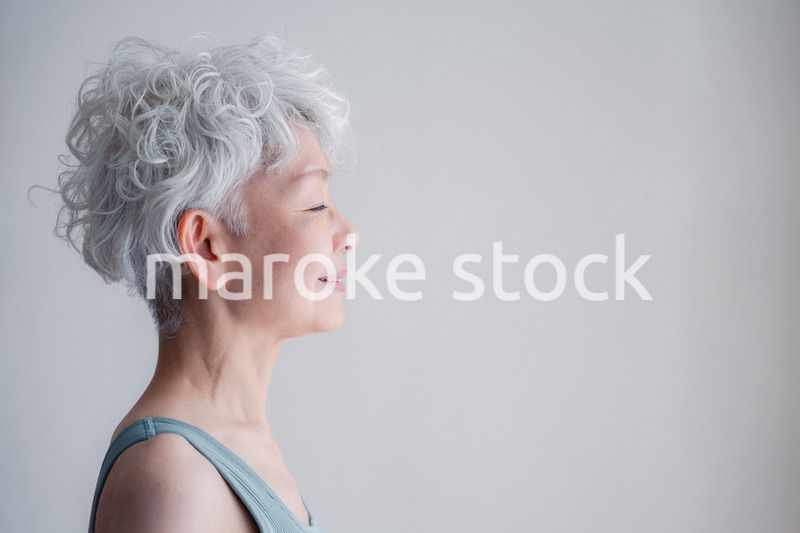 若々しさを保つシニアの女性