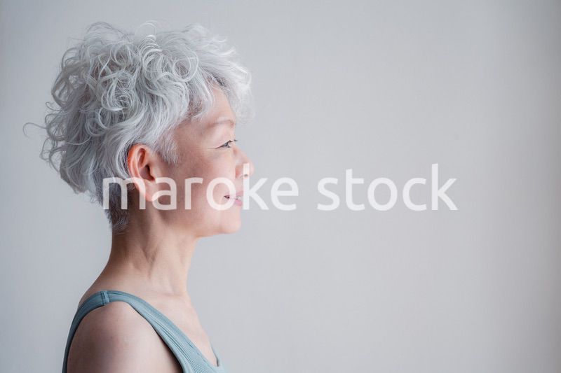 若々しさを保つシニアの女性