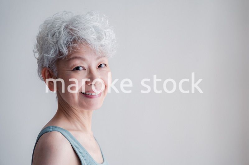 若々しさを保つシニアの女性