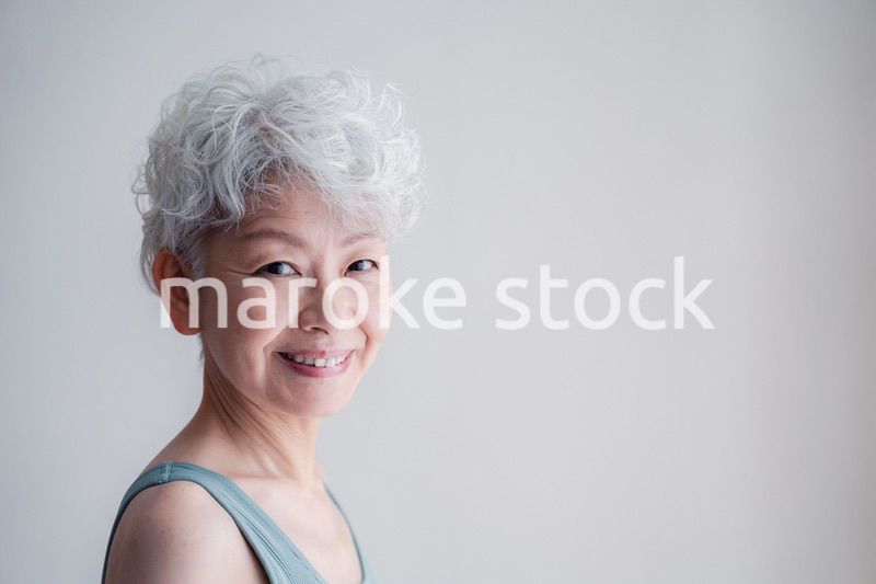 若々しさを保つシニアの女性