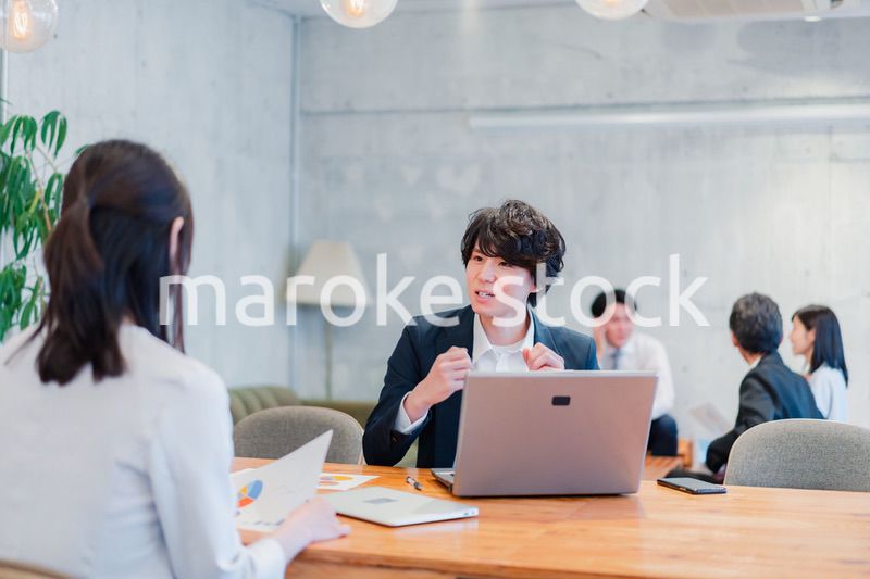 対面で営業をするセールスパーソン