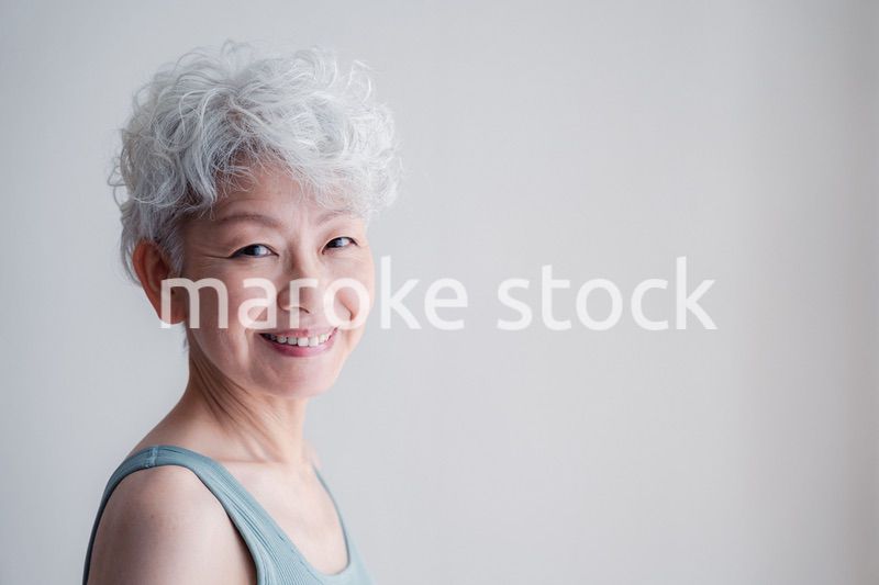 若々しさを保つシニアの女性