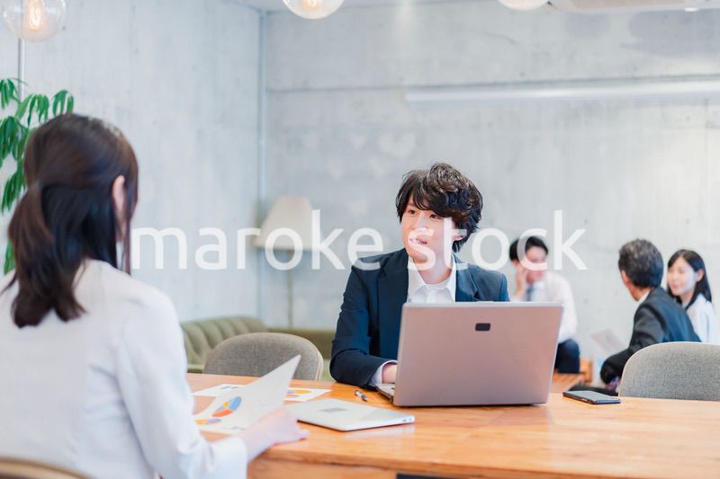 対面で営業をするセールスパーソン