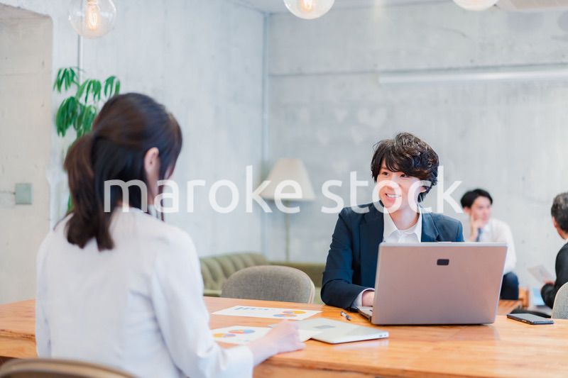 対面で営業をするセールスパーソン