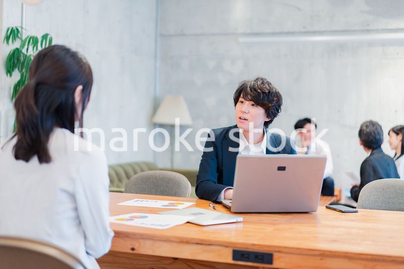 対面で営業をするセールスパーソン