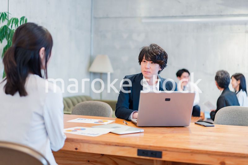 対面で営業をするセールスパーソン