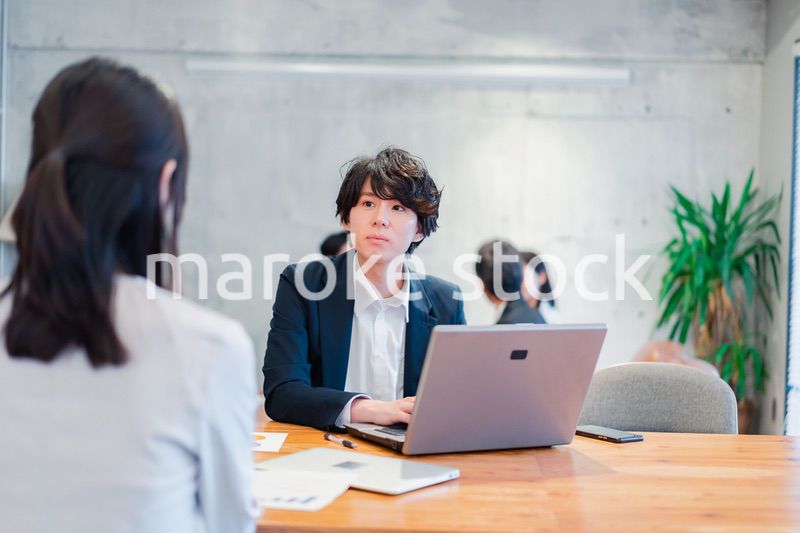 対面で営業をするセールスパーソン