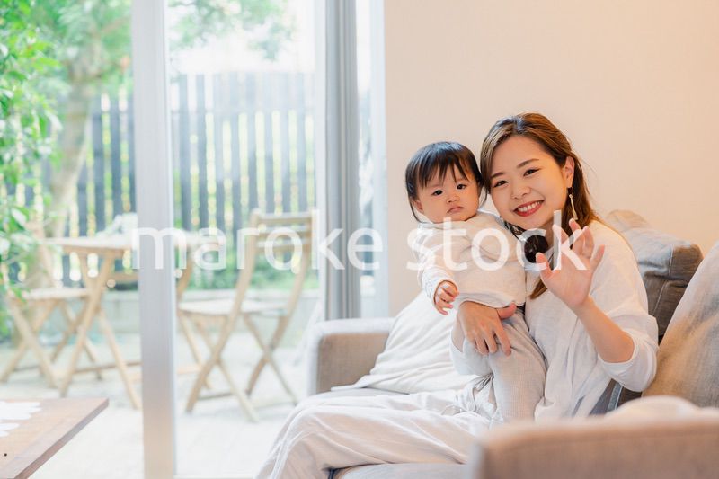 家で赤ちゃんと一緒に暮らすお母さん