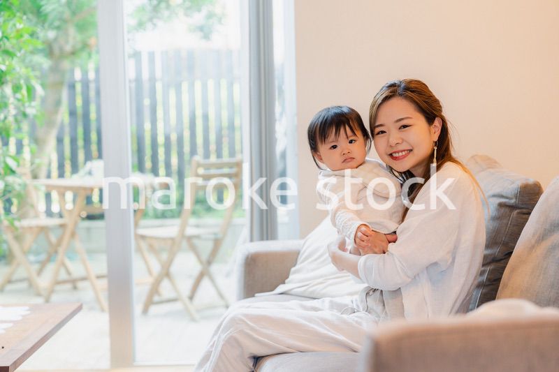 家で赤ちゃんと一緒に暮らすお母さん