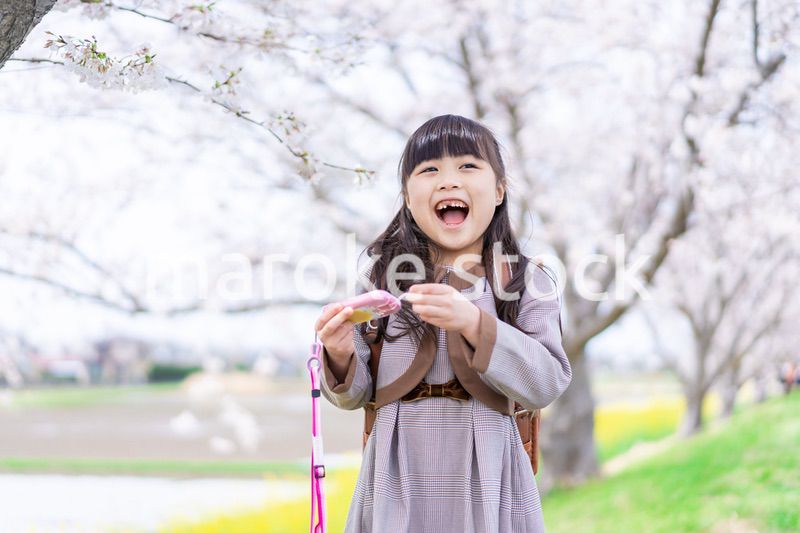 キッズ携帯で電話をする小学生