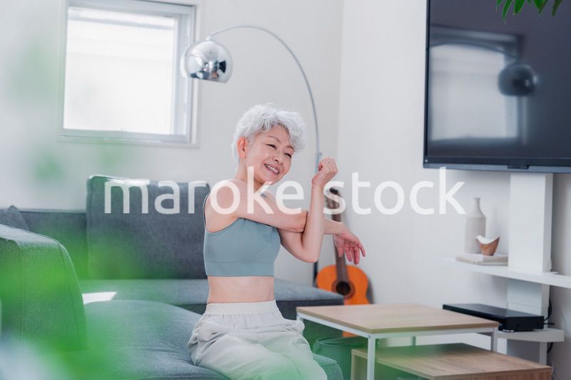 自宅でトレーニングをするシニアの女性