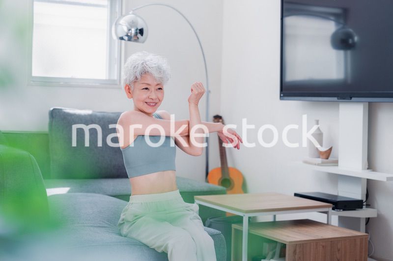 自宅でトレーニングをするシニアの女性