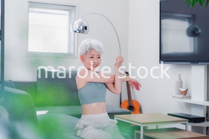 自宅でトレーニングをするシニアの女性
