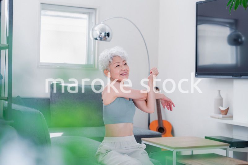 自宅でトレーニングをするシニアの女性