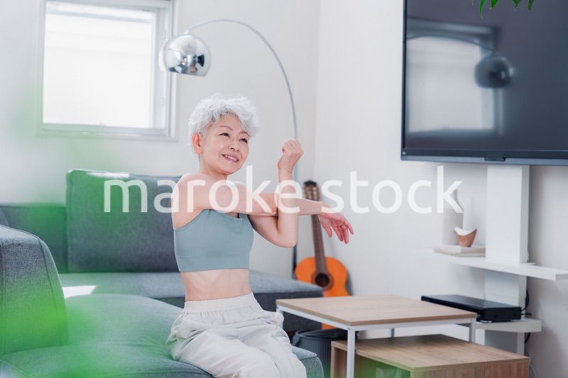 自宅でトレーニングをするシニアの女性