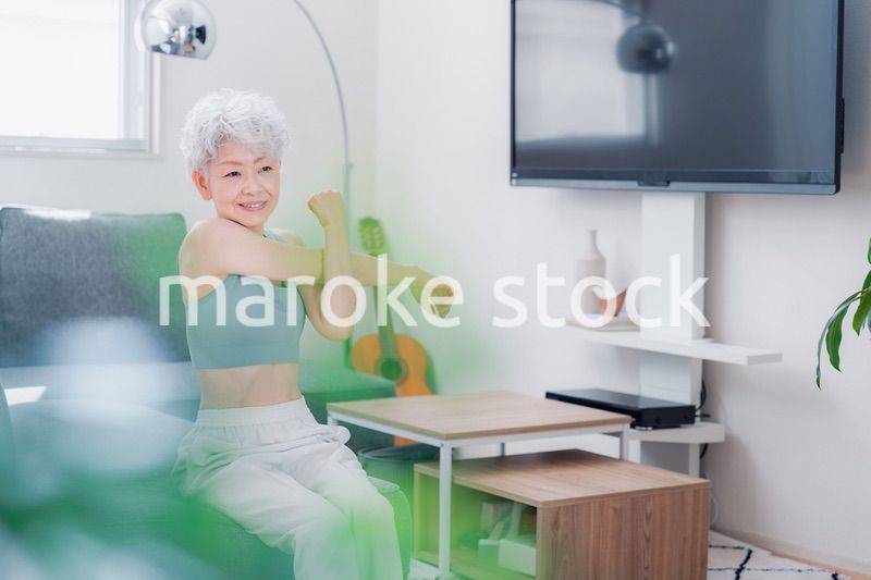 自宅でトレーニングをするシニアの女性