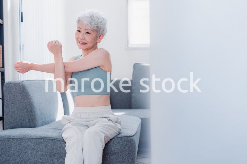 自宅でトレーニングをするシニアの女性