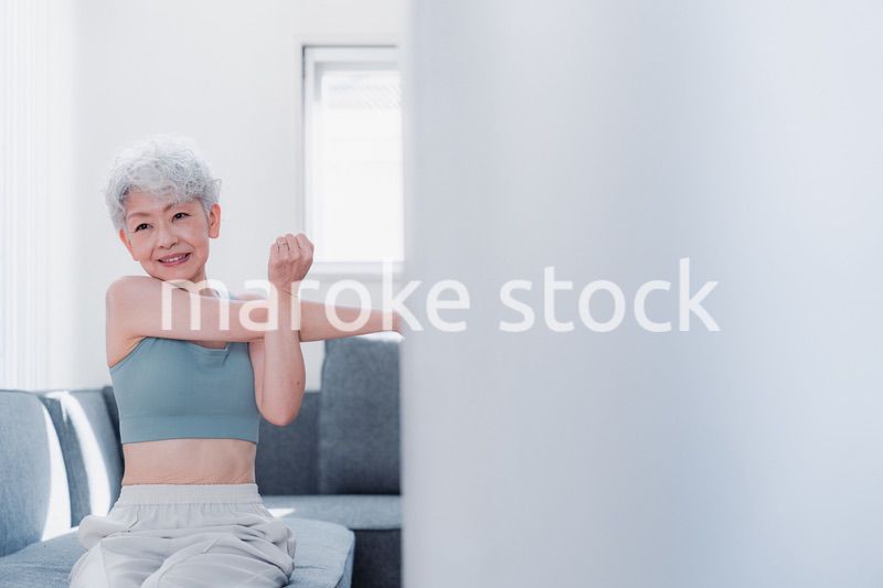 自宅でトレーニングをするシニアの女性