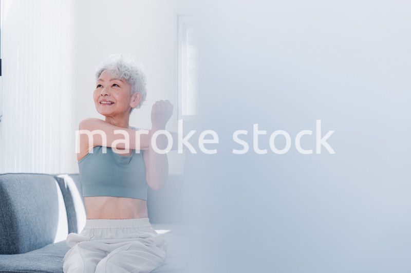 自宅でトレーニングをするシニアの女性