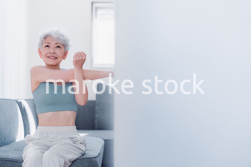 自宅でトレーニングをするシニアの女性