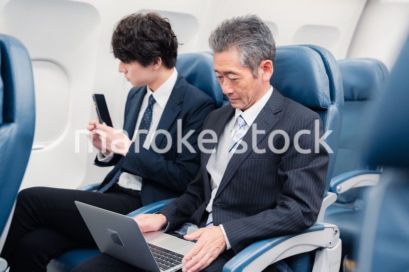 新幹線で出張をするビジネスマン