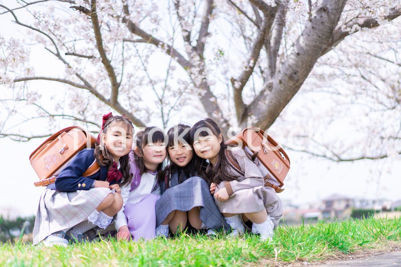 ランドセルを背負って登校する小学生たち