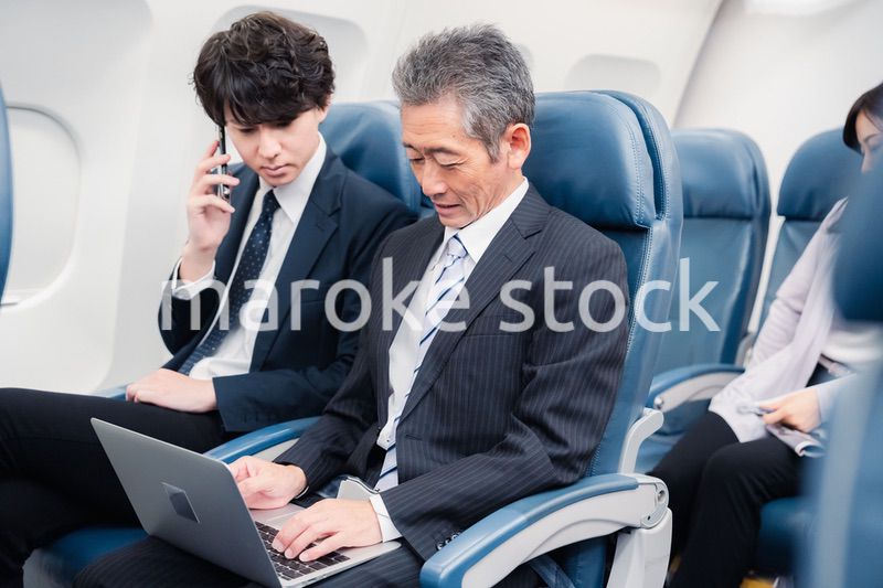 新幹線で出張をするビジネスマン