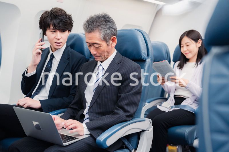 新幹線で出張をするビジネスマン