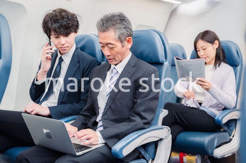 飛行機の機内で過ごす乗客