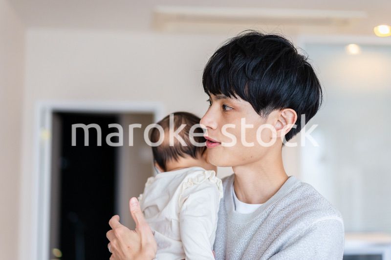 育児休暇を取って子育てをするパパ