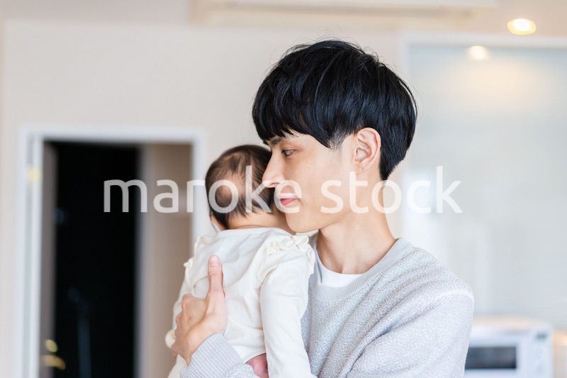 育児休暇を取って子育てをするパパ