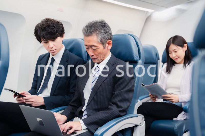 新幹線で出張をするビジネスマン